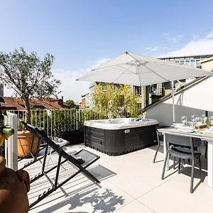https://villa-olivo_with-private-terrace-jacuzzi-3bedrooms.italymilanhotels.net